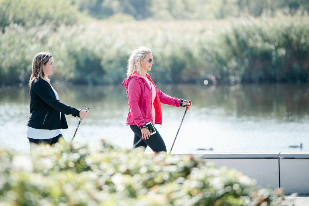Annett Liskewitsch_Nordic Walking mit Kundin an der Warnow