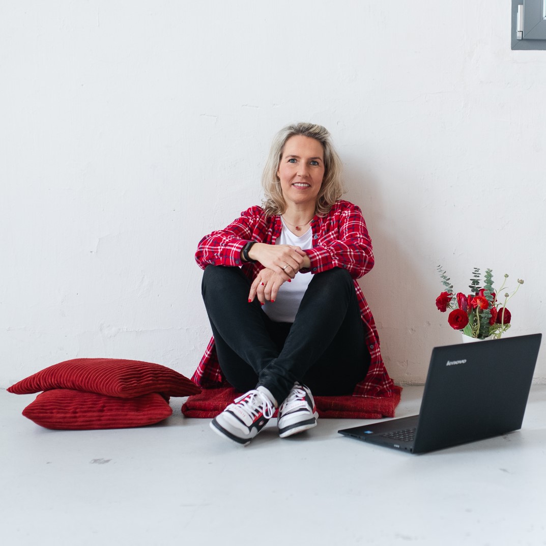 Annett Liskewitsch_sitzend auf Boden mit Laptop
