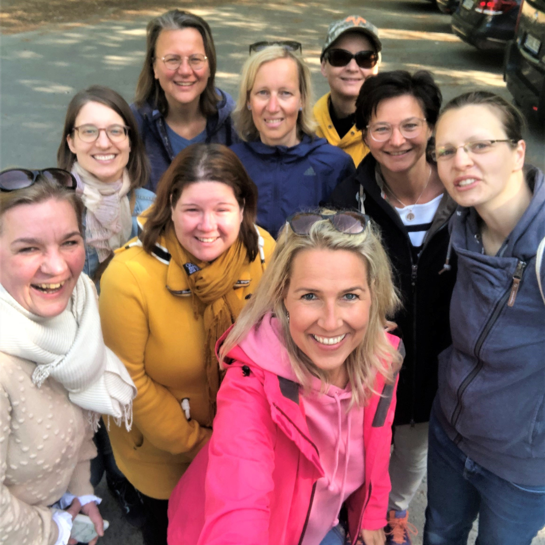 Frauengruppen vor Business Women Walk im Rostocker Barnstorfer Wald