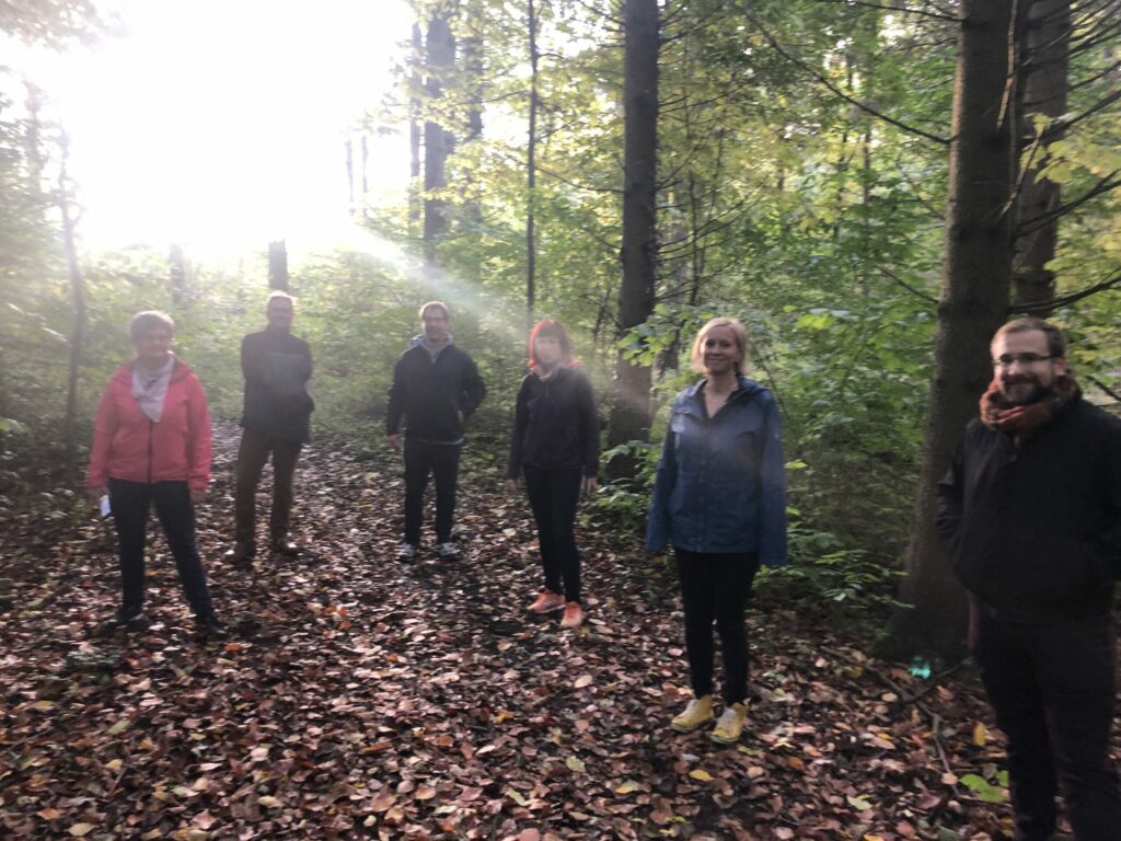 5 Personen beim Gehen im Herbstwald