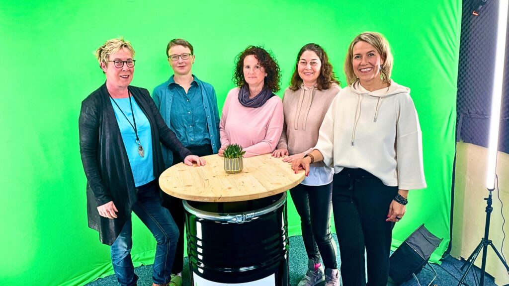 Alle Teilnehmerinnen + Annett im Video Studio vor einem Greenscreen