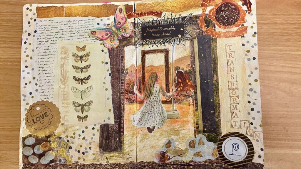 Eine Mixed Media Art Journal Doppelseite, in Gold und Beige gehalten mit Schmetterlingen, einer Frau die schaukelt und mehr